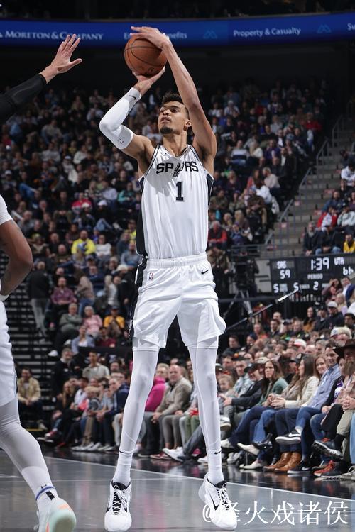 文班亚马34+13+11率马刺险胜国王 独行侠力克开拓者 文班亚马34+13+11率马刺险胜国王 独行侠力克开拓者